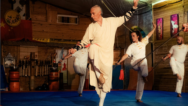 Les 8 Bienfaits du Maniement d’Armes Traditionnelles en Kung-Fu (et Pourquoi Vous Devriez Essayer)